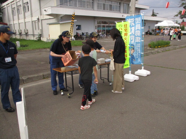 パンフレットを配布している画像
