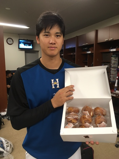 シュークリームを持った大谷選手