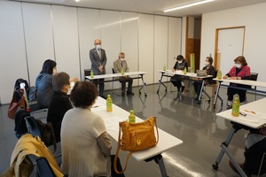 幕別町若葉会令和4年度総会であいさつを述べている様子