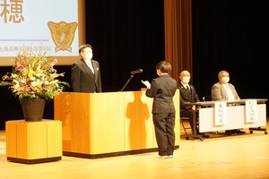 幕別清陵高等学校入学式で生徒があいさつを述べている様子