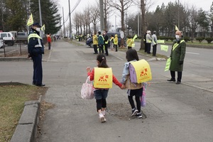 小学生の登校を見守っている様子その2