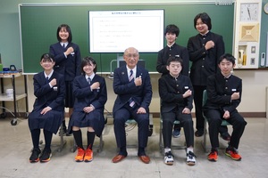 忠類中学校出前講座に参加した生徒との集合写真