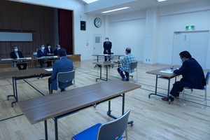 まくべつ稔りの里総会であいさつを述べている様子
