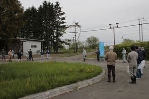 全町一斉クリーン作戦であいさつを述べている様子