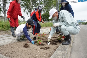 忠類花いっぱい運動で花を植えている様子