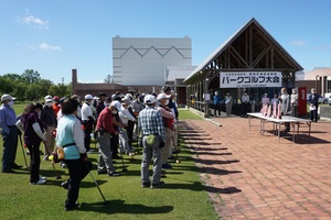 春季幕別町老人クラブ連合会会長杯パークゴルフ大会であいさつを述べている様子