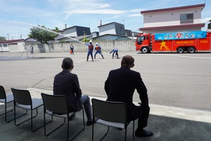 町長が訓練を見学している写真