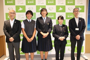 幕別清陵高等学校の生徒との集合写真