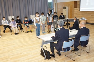 事後研修会で子ども達が報告している様子