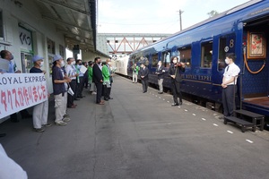 ザ・ロイヤルエクスプレスが幕別駅い停車している様子その2