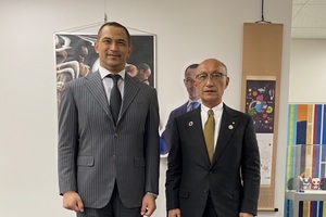 室伏広治スポーツ庁長官と飯田町長の写真