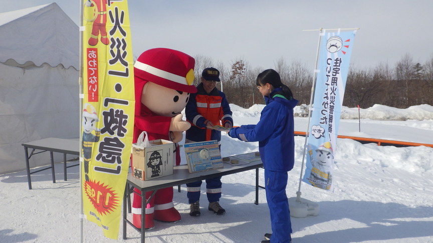 そり大会で啓発している様子