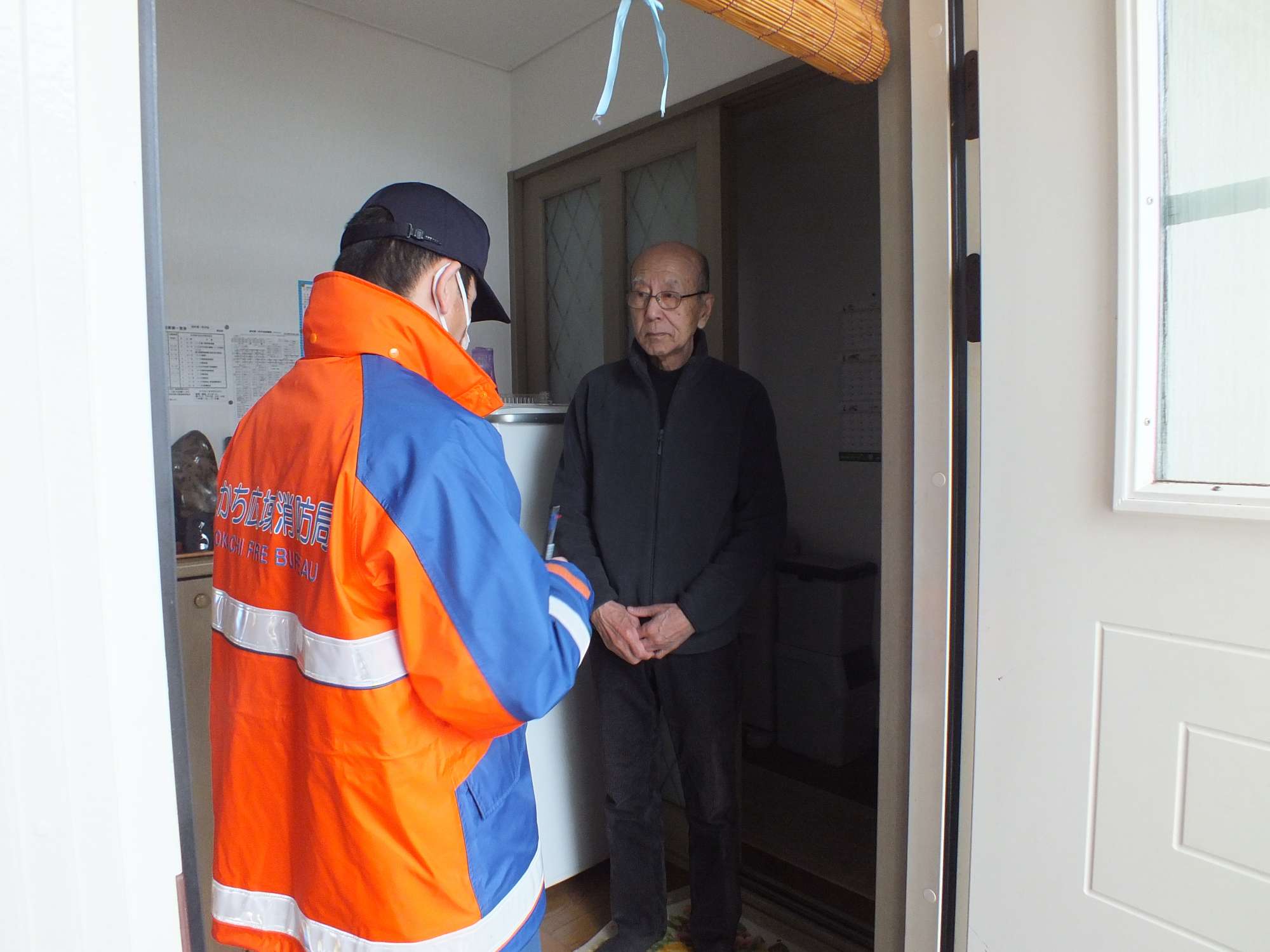 住宅用火災警報器の調査をしている画像