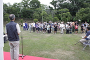 大会あいさつを聞いている参加者の様子