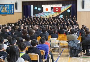 札内南小学校卒業式で卒業生が合唱をしています