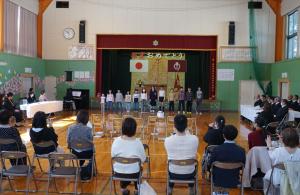 途別小学校卒業式で卒業生と在校生が合唱しています