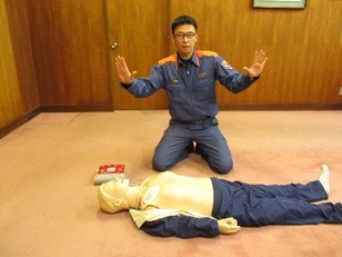体から離れるように指示している様子