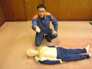 協力者に指示を出している様子