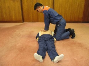 胸骨圧迫の様子（横向き）