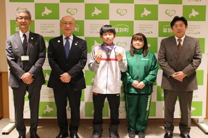 赤石泰雅さんがトランポリン世界大会の結果報告に来庁した際の記念写真