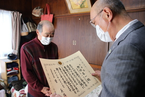野村喜一さんへ100歳のお祝いの品をお届けした際の様子