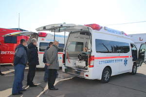 幕別消防署前で救急車の新車両がお披露目された際の様子