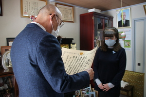 藤田和子さんへ100歳のお祝いの品をお届けした際の様子
