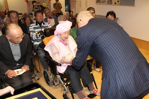 田村ナツヱさんの100歳を祝う会の様子