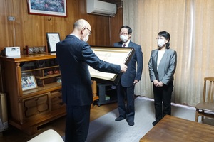 瑞宝単光賞を受賞された丸田耕志さんに賞状と勲章を伝達している様子