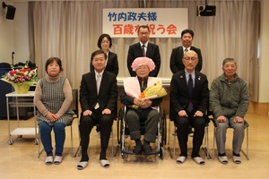 竹内政夫さんに100歳のお祝いと記念品をお渡しした際の記念写真