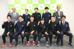 大会に出場した選手たちとの記念写真