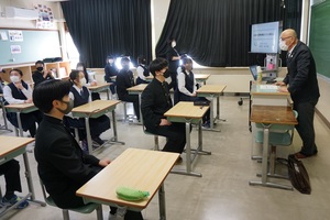 忠類中学校での出前講座の様子 その1