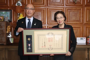 故髙橋敏男さんのご遺族に叙勲を伝達した際の記念写真