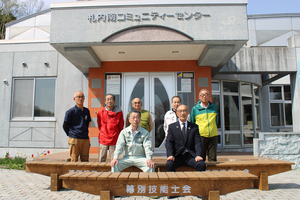 幕別技能士会ベンチ贈呈式をした際の記念写真