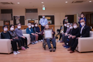 佐藤ハルヨさんに100歳のお祝いをお渡しした際の記念写真 その2