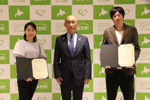 加藤かおりさん、逢坂芳郎さんに応援大使の委嘱状を交付した際の記念写真