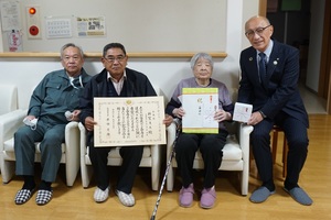 折笠スエさんへ100歳のお祝いと記念品をお渡しした際の記念写真