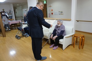 折笠スエさんへ100歳のお祝いと記念品をお渡ししている様子