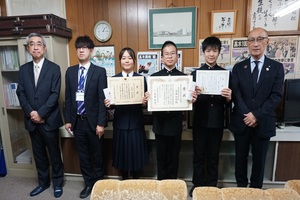 「税についての作文」表彰の際の記念写真