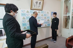 沼田旺助さんへ「税についての作文」町長賞の表彰をする様子
