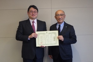 株式会社セイコーマートへ感謝状を贈呈した際の記念写真