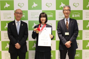 全国中学校スケート大会の結果報告に来られた際の記念写真