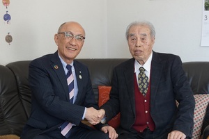 旭日単光章を受賞された横山 武さんと握手している様子
