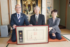 旭日単光章を受賞された横山 武さんとご家族との記念写真