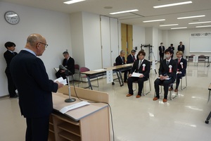 まくべつ農村アカデミー修了式で挨拶をしている様子