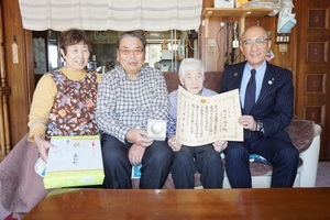 竹ケ原梅子さんに100歳のお祝いと記念品をお渡しした際の記念写真