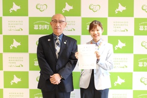 株式会社NTT東日本－北海道から派遣される影浦沙映さんに「ICT利活用推進アドバイザー」の委嘱状を交付した際の記念写真