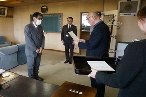 潮田英明医師に幕別町嘱託医、幕別町生活支援ハウス入居判定会議委員の委嘱を伝達する様子