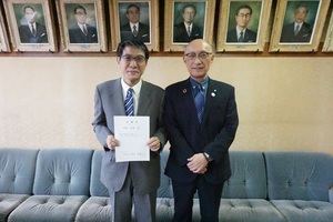 潮田英明医師に幕別町嘱託医、幕別町生活支援ハウス入居判定会議委員の委嘱を伝達した際の記念写真