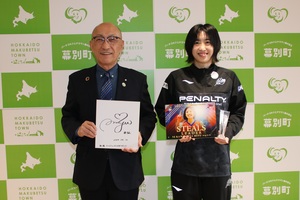 幕別町応援大使 河村美侑さんと懇談した際の記念写真